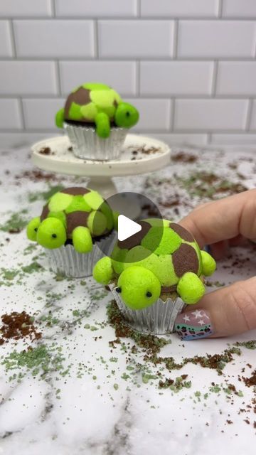 Rachel Lindsay on Instagram: "Time to Turtle 🐢 🐢 🐢

Buttercream turtle shells 💚 

I made these with my silicone cake pop mold 💚
Use two shades of green and chocolate buttercream to add dots into your silicone mold
FREEZE 🥶 for 15 minutes
Add chocolate buttercream into the mold, followed by your mini cupcakes
FREEZE 🥶 again for 20 minutes.
Push them out of the mold 🐢 
I then added legs, a tail and a head and small black sprinkles for the eyes. ✨ VOILA

#cupcakes #turtle #minicake #cakedbyrach #cakeart #cupcakedecorating #cutefood #cupcakeartist" Oreo Turtle Cake, Turtle Cupcakes Ideas, Turtle Shaped Cake, Turtle Cake Ideas, Turtle Cupcake Cake, Sea Turtle Cupcakes, Turtle Cakes, Turtle Birthday Cake, Turtle Cupcakes