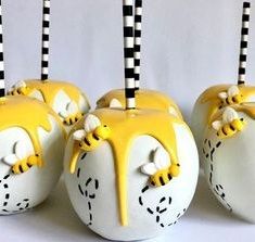 Bee Cake Pops, Oreos Cookies, Bee Themed Gender Reveal, Chocolate Covered Apples, Honey Bee Baby Shower, Bee Birthday Party, Chocolate Apples, Bee Cakes, Bee Baby Shower Theme