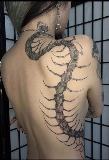 Edgy Hand Tattoos, Tattoo Cool, Cool Back Tattoos, Upper Back Tattoos, Funky Tattoos, Chest Tattoos For Women, Tattoo Style Drawings, Tattoo Designs And Meanings, Black Ink Tattoos