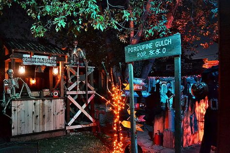 Porcupine Gulch Yard Haunt 2014 - Lots of great idea photos on Halloween Forum Halloween Yard Props, Halloween Haunted House Decorations, Creepy Carnival, Halloween Forum, Yard Haunt, Haunted House Props, Cowboy Decorations, Easy Halloween Decorations, Year 6