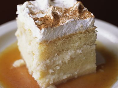 Bien Me Sabe - Venezuelan Coconut Cake Recipe Best Tres Leches Cake, Latin Desserts, Guatemalan Food, Three Milk Cake, Clean Desserts, Tres Leches Cake Recipe, Baked Desserts, Puerto Rico Food, Boricua Recipes