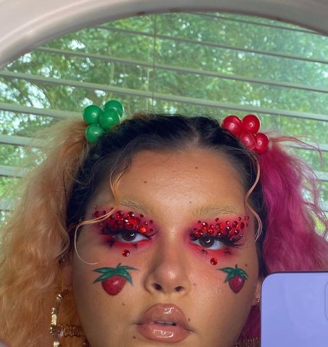 Strawberry Eye Makeup, Strawberry Shortcake Makeup, Strawberry Makeup Look, Itchy Body, Strawberry Makeup, Look Festival, Graphic Makeup, Art Makeup, Dope Makeup