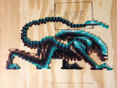 Xenomorph from Alien 3 perler bead sprite by mouka Grids Crochet, Cute Little Cats, Bead Things, Alien 3, Grid Patterns, Pixel Beads, Melty Bead Patterns, Kandi Kid, Pearl Beads Pattern