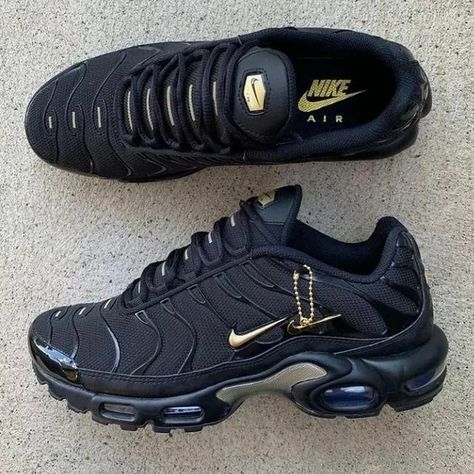 Nike Tn Shoes, Pretty Sneakers, Basket Style, Trendy Shoes Sneakers, Buy Boots, Pretty Shoes Sneakers, All Nike Shoes, Nike Tn, Shoes World