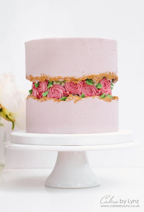 15+ Fault Line Cakes that WOW! Click over to Rose Bakes to see several designs of the trendy Fault Line Cakes that are so popular right now! #faultline #faultlinecakes #cake #faultlinecake #birthday #cakes #birthdaycakes #buttercream #buttercreamroses #pinkcake #pinkandgold #pink Fault Line Cake, Piping Buttercream, Torte Creative, Cake With Flowers, Buttercream Roses, Buttercream Flower Cake, Buttercream Flowers, Pumpkin Spice Cupcakes, Cake Decorating Tutorials