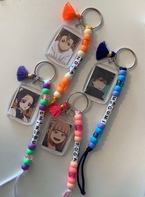 Anime Related Gifts, Anime Gifts To Give, How To Make Anime Keychains, Anime Keychains Diy, Diy Anime Accessories, Anime Gift Ideas, Keychains Anime, Anime Keychains, Anime Charms