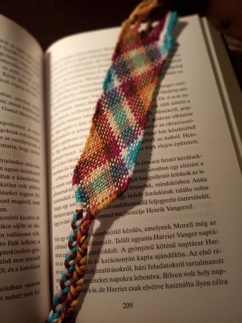 friendship-bracelet https://www.braceletbook.com/patterns/normal/13090/ Free Crochet Bookmark, Embroidery Floss Crafts, Alpha Bracelets, Embroidery Bracelet, Bookmark Crochet, Cool Friendship Bracelets, Rainbow Plaid, String Bracelet Patterns, Bookmark Pattern