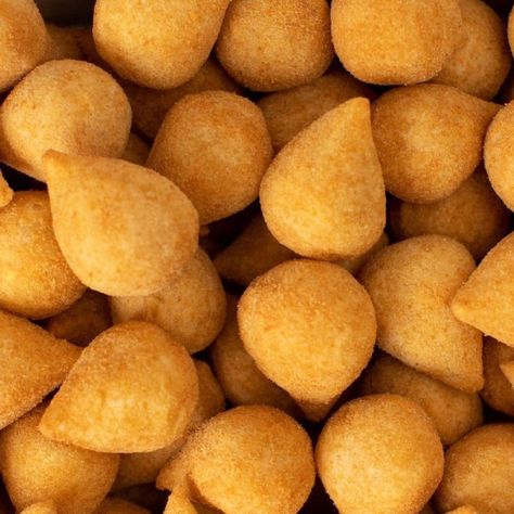 salgados, salgados para festa, salgados finos, salgados para vender, salgados de festa, salgados fritos, receitas de lanches, lanches para vender em casa, lanchinho, aperitivos, coxinha, coxinha de frango, coxinha de batata, coxinha de mandioca, esfirra aberta, receita de esfirra, esfiha, esfiha aberta, esfirra de carne, croquete, croquete de carne moida, mini lanches para festa #salgadinhos #salgados #aperitivos #coxinha Sunset Party, Catering Buffet, Corn Dogs, Cornbread, Workout Food, Food Photography, Snack Recipes, Chips, Snacks