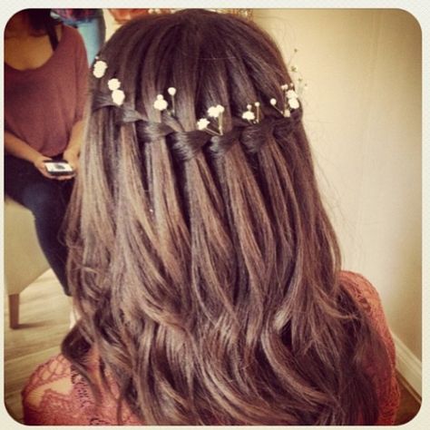 Waterfall braid with fresh flowers. Waterfall Braid Hairstyle, Easy Party Hairstyles, Waterfall Hairstyle, Hairstyle Ideas Easy, Dutch Braid Hairstyles, Engagement Hairstyles, Wedding Braids, Rainbow Wedding, Open Hairstyles