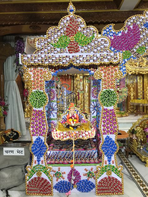 Chocolate Hindola Darshanam at Shree Swaminarayan Gurukul Vashi, Navi Mumbai. Thali Decoration, Thali Decoration Ideas, Ganpati Decoration At Home, Janmashtami Decoration, Decoration For Ganpati, Stylish Mehndi, Pooja Room Door Design, Little Krishna, Ganpati Decoration