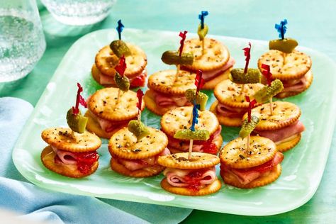 Ritz Cracker Party Sandwiches, Appetizers Fancy, Tapas Ideas, Last Minute Appetizer, Breakfast Party Foods, Easy Dinner Casseroles, Ritz Cracker, Classic Appetizers, Party Sandwiches