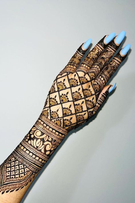 Back Hand Jaal Mehndi Designs, Mahindi Desine Simple Full Hand, Mahindi Desine Arabic, Jaal Mehndi Design, Mahindi Desine Simple, Mahindi Desine, Mehandi Design For Hand, Short Mehndi Design, Full Mehndi