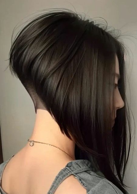 Extreme Angled Bob, Undercut Long Bob, Haircut Edgy, Shaved Haircut, Inverted Bobs, Ladies Hairstyles, Angled Bobs, Asymmetrical Bob Haircuts, Stacked Haircuts