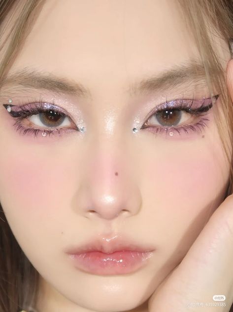 Douyin New Year Makeup, Blackpink Inspired Makeup, Concert Eye Makeup Sparkle, Douyin Makeup On White Person, K Pop Idol Makeup, Eye Makeup Concert, Smokey Pink Eye Makeup, Flower Make Up, Concert Eye Makeup