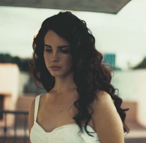 Love Lana Del Rey, Lana Del Rey Love, Lana Rey, Elizabeth Grant, Lana Del Ray, Dark Hair, Lana Del Rey, Curly Hair, Pretty People