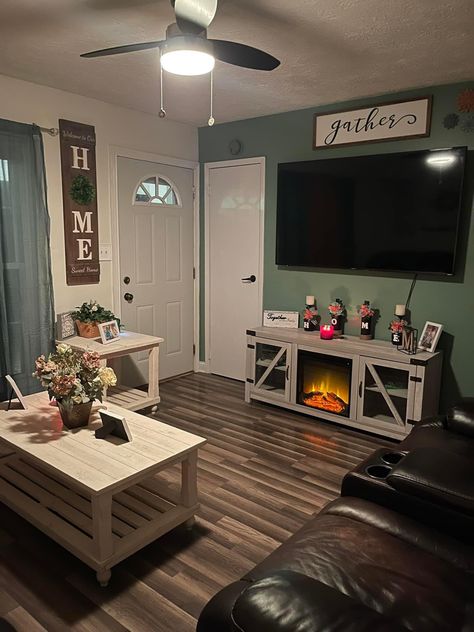 Tiny Living Room Makeover, Mobile Home Living Room Ideas Doublewide, Trailer House Living Room Ideas, Simple Home Decor Living Room, Single Wide Living Room Ideas, Single Wide Mobile Home Decorating, Mobile Home Living Room Ideas, Western Living Room Decor, Rental Home Decor