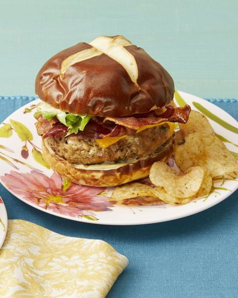 burger recipes ranch turkey burgers with bacon and cheddar Lean Breakfast, Ranch Turkey Burgers, Bison Burger Recipe, Fun Pizza Recipes, Delicious Burger Recipes, Cheddar Recipes, Seafood Meals, Veggie Patties, Chicken Burgers Recipe