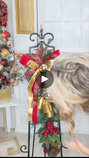 Christmas Swags Ideas, Diy Christmas Swag, Diy Swag, Christmas Centrepieces, Beautiful Christmas Ornaments, Loopy Bow, Teardrop Swag, Romantic Home, Christmas Swag