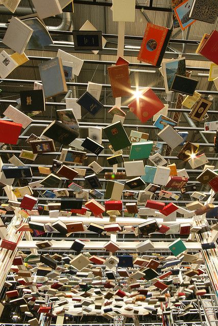 Booth made out of books for the Geneva Book Fair. Commissioned by the book shop "Le Pied du Jura" in Romainmôtier. Exhibition Inspiration, Book Installation, Library Week, Library Inspiration, Recycled Books, Library Activities, Book Sculpture, Book Shop, Library Displays