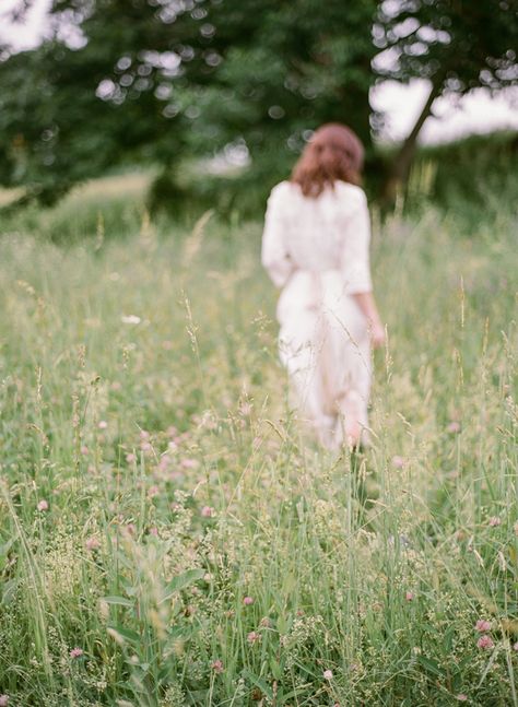 Delicate Wildflower Wedding Ideas | Wedding Ideas | OnceWed.com March Sisters, Bridal Pose, Daydream Believer, Wildflower Photo, Lovely Moments, Wild Grasses, Narcissus Flower, Most Beautiful Words, Aesthetic Journal