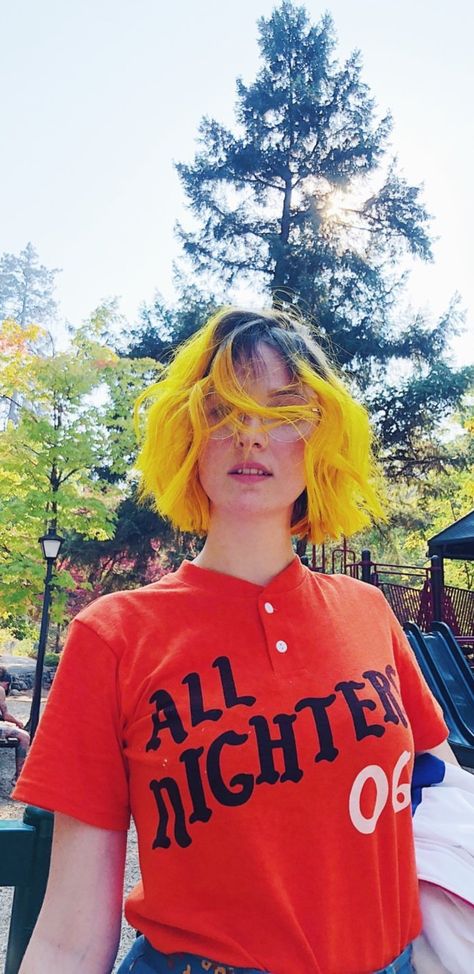 Tessa on shannon's insta story 27/09/18 Yellow Hair Aesthetic, Hair Styles Lines, Yellow Hair Dye, Tessa Violet, Violet Aesthetic, Hair Aesthetic, Yellow Hair, Pastel Hair, Dye My Hair