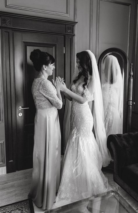 2 Bridesmaids And Bride Wedding Photos, Getting Ready Aesthetic Wedding, Father And Bride Pictures, Wedding Photo Inspo Bridal Party, Bride And Parents Pictures, Morning Of Wedding Photos, Bride Nath, Maid Of Honor Pictures, Wedding Party Picture Ideas