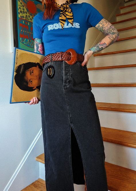 Punk Mom Style, Long Denim Skirt Styling, Long Black Jean Skirt, Artist Fashion Outfits, Black Denim Maxi Skirt Outfit, Black Denim Midi Skirt Outfit, Edgy Style Inspiration, Button Front Skirt Outfit, Denim On Denim Outfit Black Women