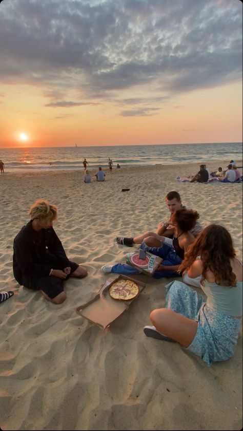 pizza devant un couché de soleil sur la plage Amie Aesthetic, Photo Pote, Live Aesthetic, Chilling At The Beach, Dream Live, 2024 Vision, Summer Photos, Dream Life, Summer Vibes