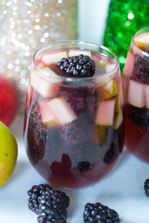 Pear Sangria, Winter Sangria Recipes, Pear Drinks, Blackberry Sangria, Blackberry Drinks, Pear Varieties, Sangria Pitcher, Winter Sangria, Pear Brandy