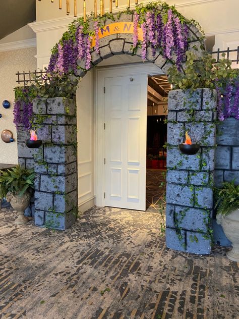 Indoor Halloween Decor Ideas, Indoor Halloween Decor, Entrance Arch, Castle Party, Fantasy Party, Medieval Decor, Medieval Party, Castle Decor, Halloween Decor Ideas