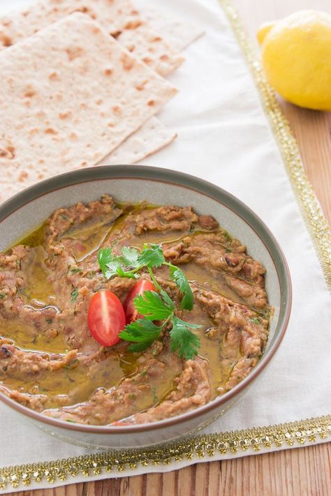 Ful Medames are an easy delicious Mediterranean dip made with fava beans, tomatoes, onions, garlic olive oil and lemon juice. Foul Recipe, Ful Recipe, Egyptian Foods, Ful Medames, Fava Beans Recipes, Arabisk Mad, Mediterranean Dip, Middle East Food, Fava Bean