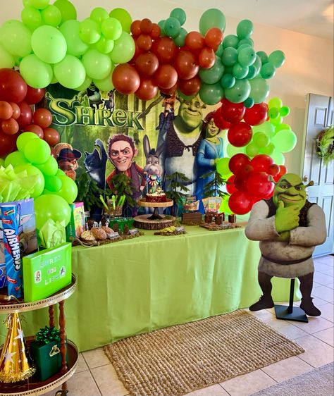 Shriek Birthday Party, Shrek And Fiona Birthday Party Ideas, Shrek Balloon Arch, Diy Shrek Party Decorations, Shrek Theme Decorations, Country Music Birthday Party, Shrek Girl Birthday Party, 2nd Birthday Dress, Music Birthday Party Theme