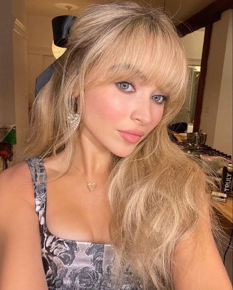 ًgwen on Twitter: "no cause sabrina carpenter with bangs >>… " Bardot Bangs, Bangs Ponytail, Haircut Inspo, Sabrina Carpenter Style, Sabrina Carpenter Outfits, Blonde Bangs, Prom Inspo, Blonde Hair With Bangs, Celebrity Singers