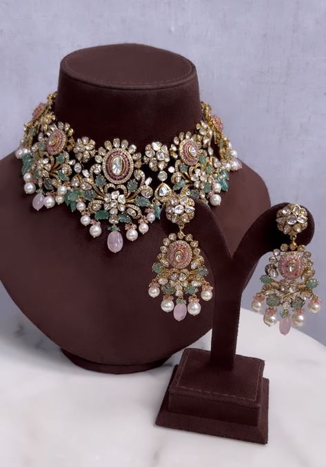 Victorian Jewelry Necklace, Indian Wedding Jewelry Sets, Bridal Necklace Designs, Perhiasan India, Indian Bridal Jewelry Sets, Bridal Jewellery Design, Fancy Jewellery Designs, Gold Bridal Jewellery Sets, Jewelry Set Design