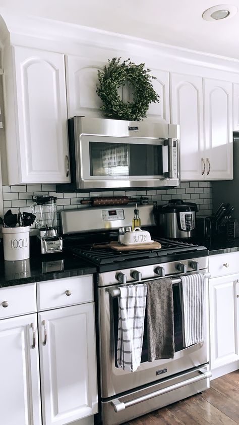 White Silver Kitchen, Silver Kitchen Decor, Small Kitchen Renovations, Apartment Kitchen Ideas, Kitchen Interior Ideas, Silver Kitchen, Grey Kitchen Designs, Kitchen Makeover Ideas, Ideas Cocina