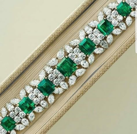 Emerald And Diamond Bracelet, Emerald Diamond Bracelet, Edgy Engagement Ring, Trendy Gold Necklace, Engagement Ring Non Traditional, Aesthetic Edgy, Diamond Bracelet Design, High Jewellery, Emerald Bracelet