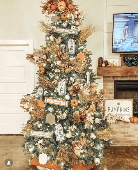 Fall Christmas Tree Ideas, Fall Tree Decorations, Fall Christmas Tree, Thanksgiving Tree, Christmas Swag, Fall Thanksgiving Decor, Cool Christmas Trees, Christmas Tree Ideas, Halloween Trees