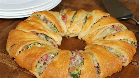 Pampered Chef Broccoli Ham Ring Recipes Crescent Roll Ring Recipes, Crescent Ring Recipes, Crescent Roll Recipes Dinner, Cheese Ring, Publix Recipes, Roast Beef Sandwich, Ham And Cheese Croissant, Crescent Recipes, Pillsbury Recipes