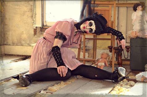 Doll Photoshoot, Creepy Baby Dolls, Dark Circus, Human Doll, Doll Videos, Broken Doll, The Color Red, Halloween Photoshoot, Living Dolls