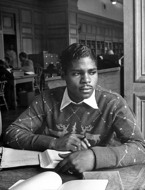 20 Vintage Photos That Capture Black College Student Life In The 1940s African American Fashion, Alfred Eisenstaedt, Howard University, Vintage Black Glamour, African Diaspora, Vintage Portraits, Meus Pins, Picture Collection, African American History