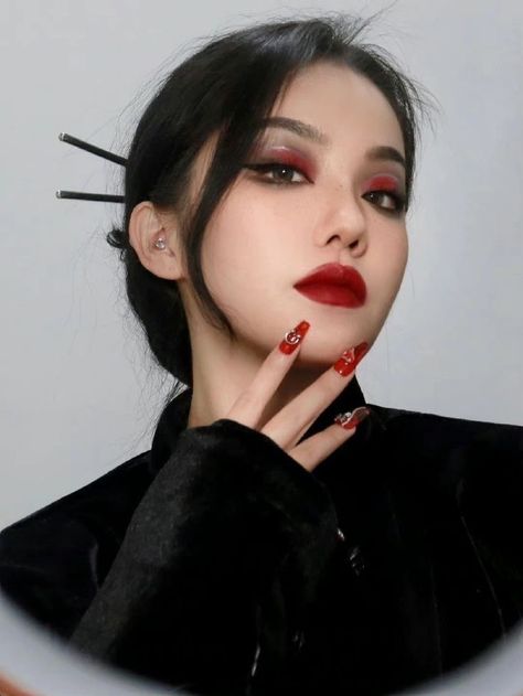 Asian Festival, Teknik Makeup, Asian Makeup Looks, Eye Makeup Palette, Ethereal Makeup, Red Makeup, Edgy Makeup, Asian Eye Makeup, Dark Makeup