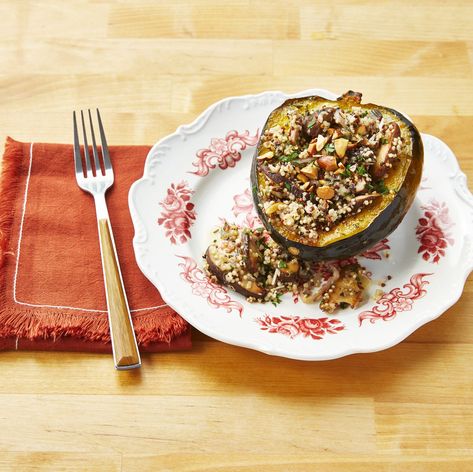 Edible bowls always make dinner more exciting! Quinoa Stuffed Acorn Squash, Quinoa Mushroom, Mushroom Stuffed, Stuffed Acorn Squash, Acorn Squash Recipes, Squash Pasta, Half Baked Harvest, Acorn Squash, Roasted Almonds