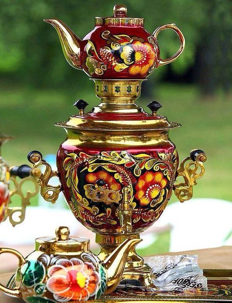 Russian Samovar tea set. Samovar Russian, Russian Samovar, Tea Holder, Russian Tea, Gold Tea, Tea Culture, Teapots And Cups, Tea Art, Chocolate Pots