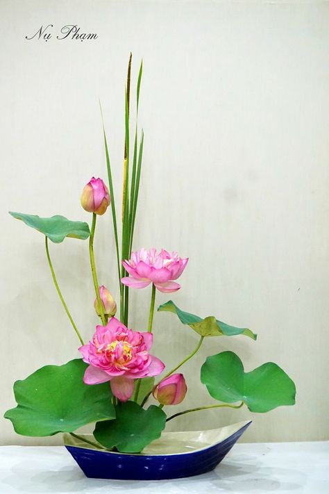 Pink lotus floral arrangement designed by Nụ Phạm. Lotus Flower Arrangement, Erin Core, Fresh Flower Arrangement, Arreglos Ikebana, Ikebana Sogetsu, Floral Art Arrangements, Lotus Flower Pictures, Flower Arrangement Designs, Ikebana Arrangements