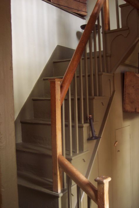 Love a staircase like this! Old Farmhouse Restoration, Colonial Staircase, Cottage Staircase, Small Space Staircase, Primitive Houses, Entrance Halls, New England Farmhouse, Primative Decor, England Homes