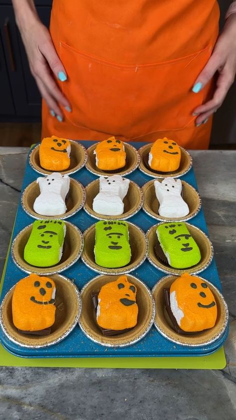 Easy Halloween treats | Halloween | Easy Halloween treats Elaine makes easy, yummy treats for Halloween | By Elaine Carol’s Kitchen | Facebook | Alright, that's just my Keebler miniature graham cracker crust. These are great for little mini pies, mini desserts. Now, I've got my Hershey's chocolate bar and I'm going to just add in some little Hershey's pieces right down here stick these into my little crab That's going to be perfect just like that. Spray these down a little tiny bit so they're n S'mores Pie, Halloween Smores, Halloween Peeps, Peeps Recipes, Treats For Halloween, Mini Pie Crust, Easy Halloween Treats, Kids Halloween Food, Pie Easy