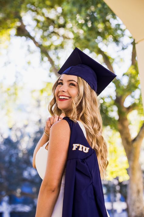 Graduation Portraits Outdoor, Fiu Grad, Fiu Grad Pics, Fiu Graduation Photos, Senior Graduation Pictures, College Grad Pictures, Grad Picture Ideas, Outdoor Graduation, Masters Graduation