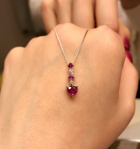 Pendents Design, Ruby Diamond Pendant, Ruby Jewelry Necklaces, Diamond Pendent, Pretty Jewelry Necklaces, Gold Jewelry Stores, Gold Jewellery Design Necklaces, Ruby Necklace, Classy Jewelry