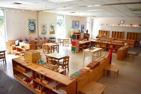 Montessori Kindergarten Classroom Design, Montessori Primary Classroom, Montessori Classroom Layout, Kindergarten Classroom Design, Classroom Floor Plan, Class Layout, Montessori Daycare, Montessori Kindergarten, Classroom Arrangement