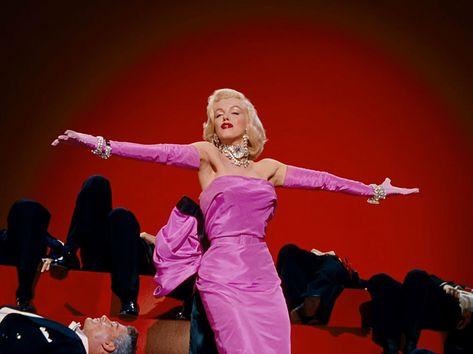 One Iconic Look: Marilyn Monroe's Pink "Diamonds Are a Girl's Best Friend" Gown in "Gentlemen Prefer Blondes" | Tom + Lorenzo Marilyn Monroe Diamonds, Klasik Hollywood, Marilyn Monroe Fotos, Estilo Marilyn Monroe, Zsa Zsa Gabor, Rosa Shocking, Beau Film, Jane Russell, Tony Curtis